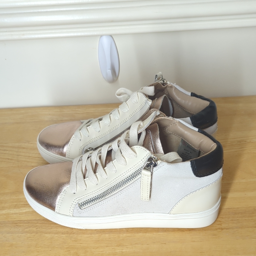 Blondo Women's Sneakers in Cream and Metallic Size 6.5